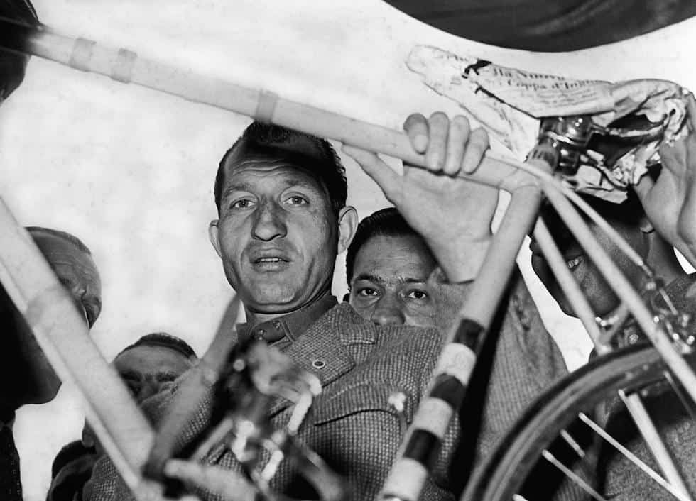 Gino Bartali punzonatura della Milano-Sanremo, nel marzo del 1952 (© LaPresse)