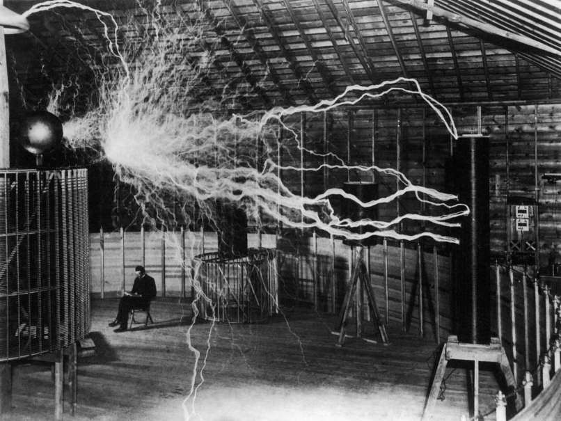 1899 Nikola Tesla kísérlet közben