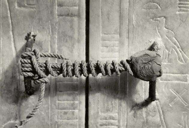 3245 év után mindjárt feltörik a Tutanhamon sírját őrző pecsétet 1922-ben