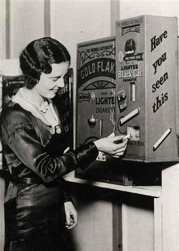 Automaat voor brandende sigaretten / Cigarette machine delivering lit cigarettes